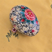 håndkoloreret-trae-aeg-rosa-blomsterdekoration-gammel-paaskepynt